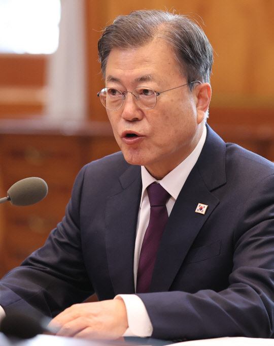 17일 문재인 대통령이 청와대에서 열린 한-우즈베키스탄 정상회담에서 인사말을 하고 있다. 연합뉴스.